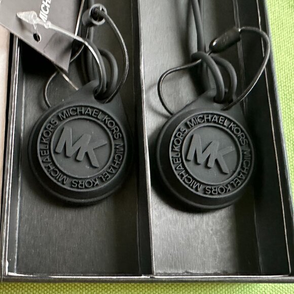MICHAEL KORS LOGO-EMBOSSED CASES FOR APPLE AIR TAG (BOXED SET OF 2):NIB … - Picture 3 of 9